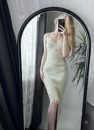 Стильное теплое платье с разрезом на ноге
