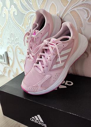 Оригінальні рожеві кросівки adidas