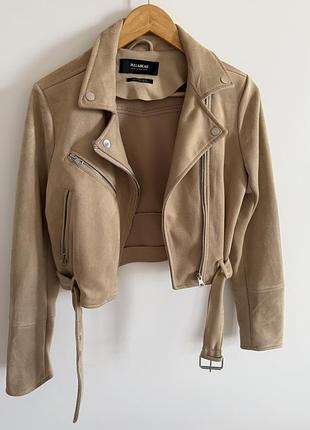 Коротка куртка замш бежева pull&bear