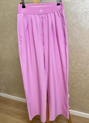 Розовые штаны alo yoga suit up trouser m свободные оверсайз широкие