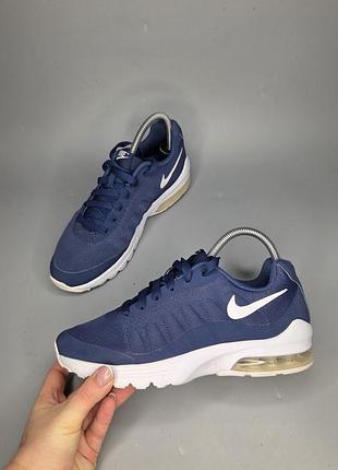 Кросівки nike air max invigor з білою підошвою та білим логотипом