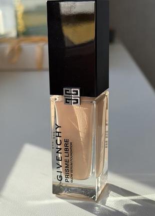 Тональна основа givenchy prisme libre glow  відтінки - 2с, 3n