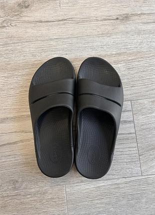 Тапочки oofos original - black
