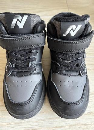 Продаю взуття на осінь від нового бренду new balance 650 - високий кросівки/кеди у чорному кольорі.
