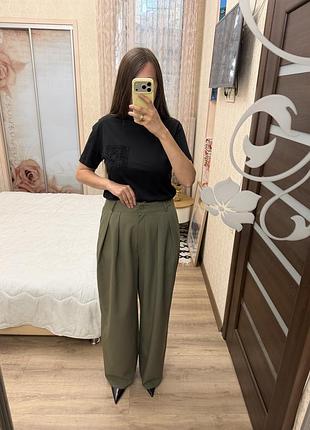 Широкі штани зі зборочками на високій посадці хакі відтінку nasty gal