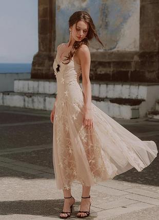 Потрясающее нежное бежевое вечернее платье lacemade ✨  роскошное длинное платье в нежном бежевом оттенке с невероятно женственным fairycore