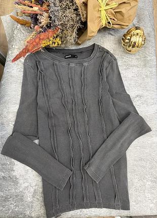 Серый лонгслив cropp в рубчик с декоративными швами наружу cropp