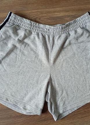 Брендовые шорты adidas.