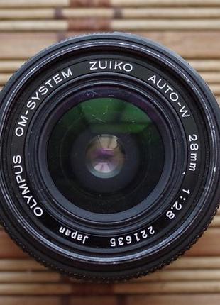 Объектив olympus om-system zuiko 28 mm 2.8 с микроцарапинами и крышкой