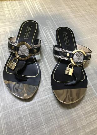 River island нові жіночі шльопанці з декоративним золотим замочком-підвісом