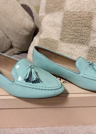 Лакові лофери кольору tiffany з китицями vices