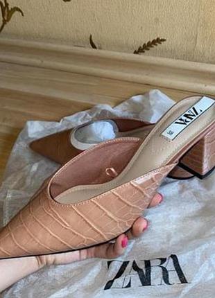 Босоніжки zara на підборах без задника під крокодила пудрово-коралові