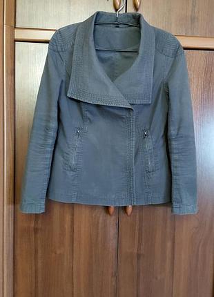 Куртка косуха женская франция
на кнопках ткань 100% cotton подкладка 100% cotton размер 38 цвет серый на рукавах молнии