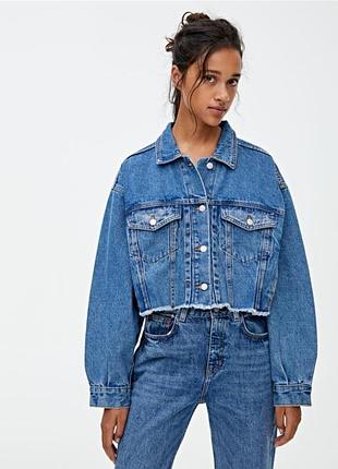 Джинсова куртка pull&bear скорочена синя на m/л розмір