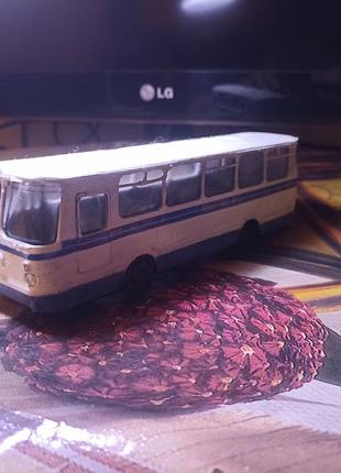 Автобус лаз.модел  для диорамы.масштаб 1/43 3