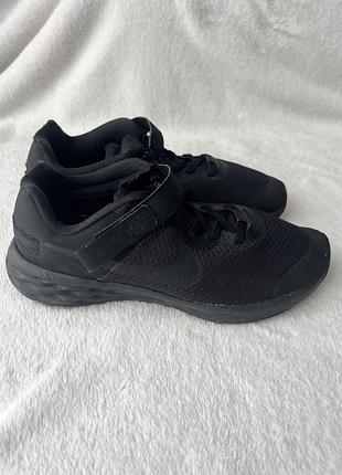 Кроссовки фирмы nike 39 размер по стельке 25,5 см