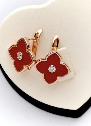 Позолоченные серьги красный клевер с белыми кристаллами.