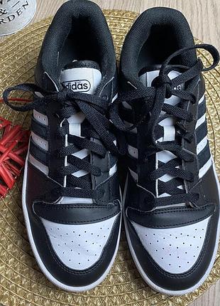 Оригінальні підліткові баскетбольні кросівки хлопчик adidas 40р-25,0см чорно-білі