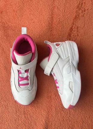Кроссовки фирмы jordan 35 размера по стельке 22,5 см.