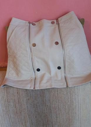 Стеганая мини-юбка из экокожи river island (размер l / u9 12 / eur 38) кремовая