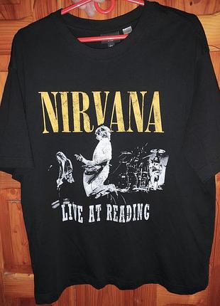 Стильна фірмова чорна мерч-футболка гурту nirvana .h&m із принтом, присвяченим легендарному концертному виступу live at reading 1992 року.л