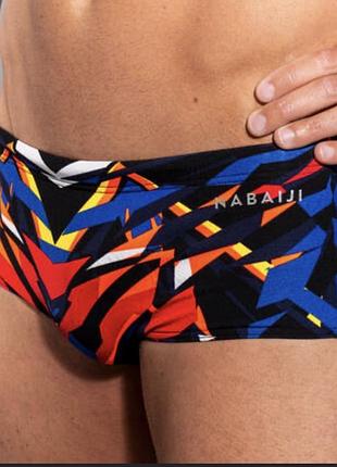Чоловічі плавки-боксерки бренду nabaiji (decathlon) з геометричним різнокольоровим принтом.