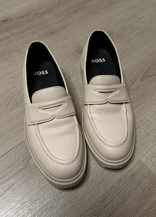 Лофери boss жіночі бежеві