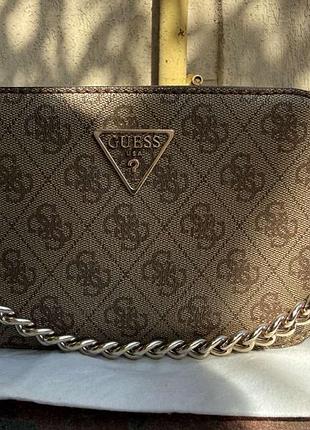 Guess (guess) сумка через плече з фірмовим монограмним принтом 4g, модель у коричнево-бежевому кольорі.