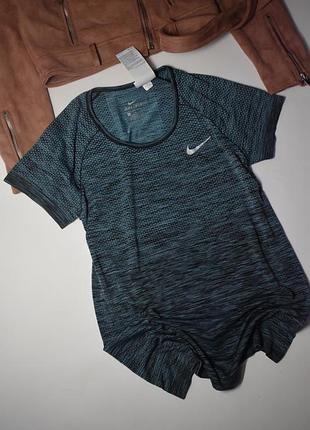 Спортивна еластична футболка nike s