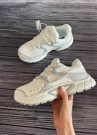 Кроссовки nike  с нюансом