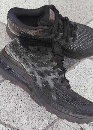 Оригинальные беговые кроссовки asics gel-kayano 28 в черном цвете (black/graphite grey)