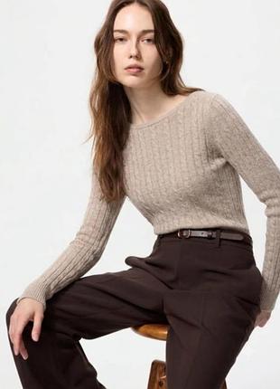 Женский легкий свитер гольф uniqlo в жгутах бежевого цвета в составе вискоза шерсть кашемир размер s/44