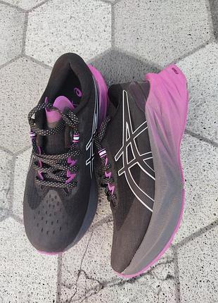 Круті жіночі бігові  кросівки asics novablast  lite-show