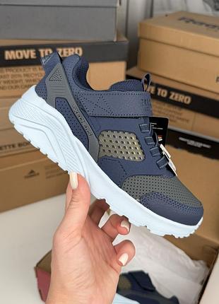 Легкі практичні кросівки на липучках skechers