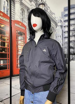 Темно-серая спортивная куртка ветровка унисекс adidas с тремя полосками на рукавах размер м