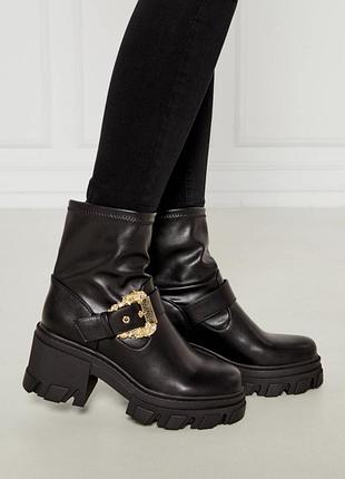 Чоботи панчохи з великою золотою пряжкою на платформі versace jeans couture sophie