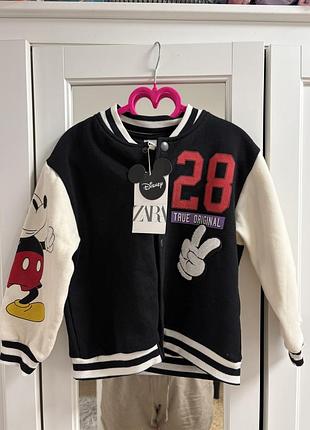 Чорно-білий дитячий бомбер zara з колекції disney прикрашений червоним принтом «28» та вишитим зображенням міккі мауса на рукаві