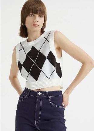 Вкорочений в'язаний жилет у ромби h&m divided / кроп-жилетка в стилі preppy