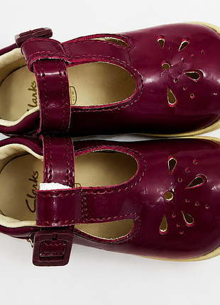 Лакові бордові туфельки на дівчинку clarks