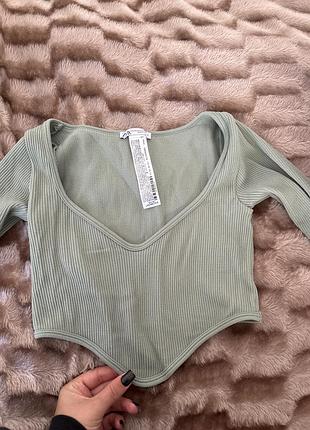 Жіночий топ zara в рубчик, укорочений, з довгими рукавами, оливковий