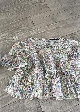 Блуза топ футболка zara квітковий принт ззаду ґудзики розмір l