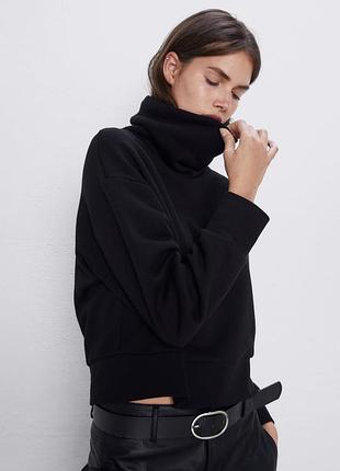 Укороченный черный свитшот с высоким воротником-стойкой от бренда zara