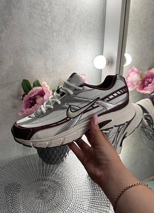 Стильные женские кроссовки nike initiator white / burgundy