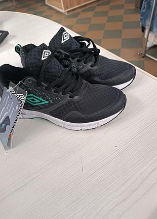 Кросівки бренду umbro
