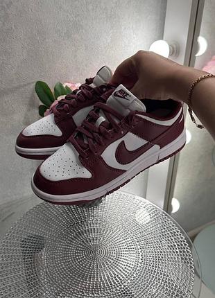 Стильные женские кроссовки nike sb dunk low team red bordeaux