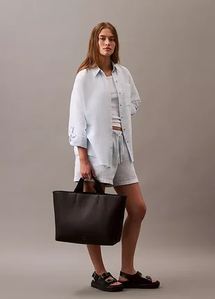 Calvin klein жіноча чорна сумка ultralight tote pu