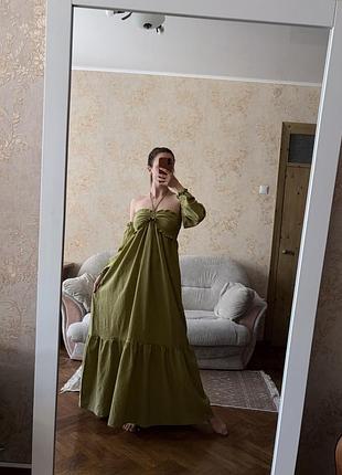 Оливкова сукня максі з відкритими плечима