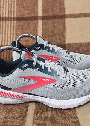 Женские кроссовки brooks