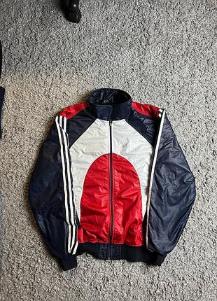 Ветровка adidas vintage   размер -с состояние идеальное   замеры  длина-67 груди-54 длина рукава от плеча-63  цена-400грн