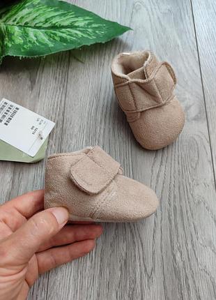 Детские светло-бежевые мягкие тапочки (пенетки) от бренда h&amp;m с застежкой на липучке и мягкой пушистой подкладкой 12/13